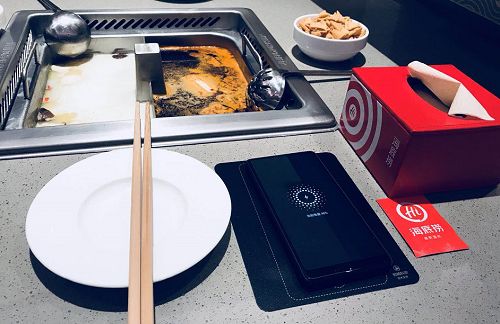 微鵝桌下版無(wú)線充電入駐海底撈,攜手升級(jí)個(gè)性化餐飲服務(wù)